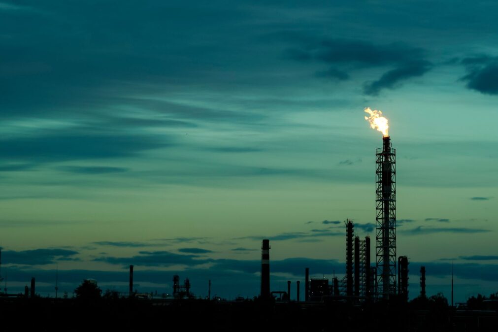 Alerta vermelho: quase 90% dos vazamentos de metano rastreados por satélite permanecem sem correção, adverte United Nations Environment Programme antes da COP30