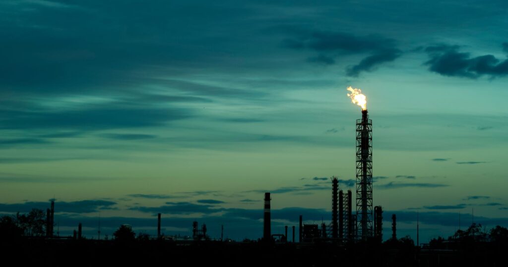 Alerta vermelho: quase 90% dos vazamentos de metano rastreados por satélite permanecem sem correção, adverte United Nations Environment Programme antes da COP30